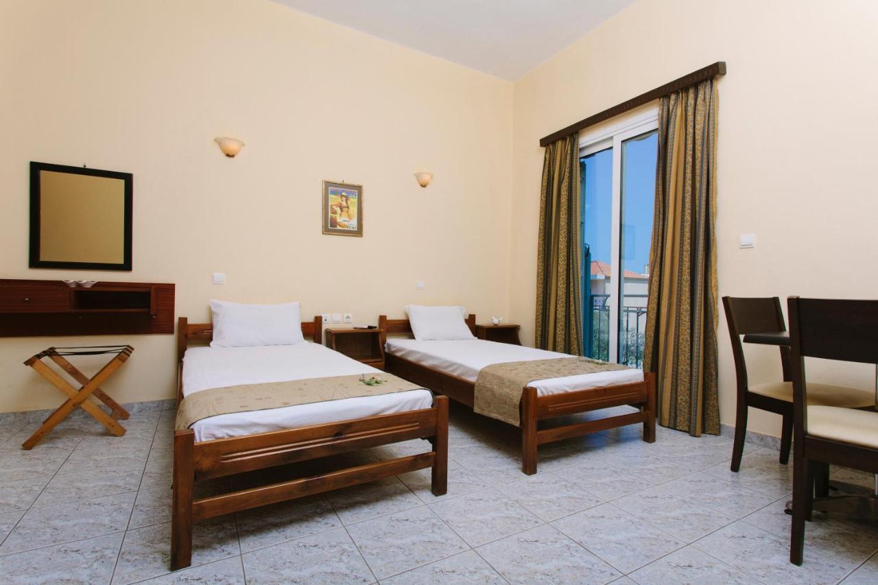 Hotel Loula Rooms And Apartments كامينا فورلا المظهر الخارجي الصورة