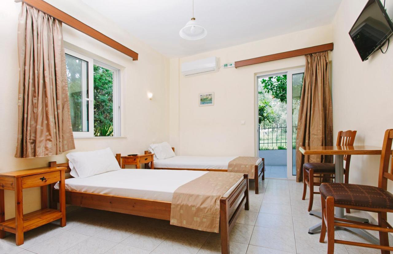 Hotel Loula Rooms And Apartments كامينا فورلا المظهر الخارجي الصورة