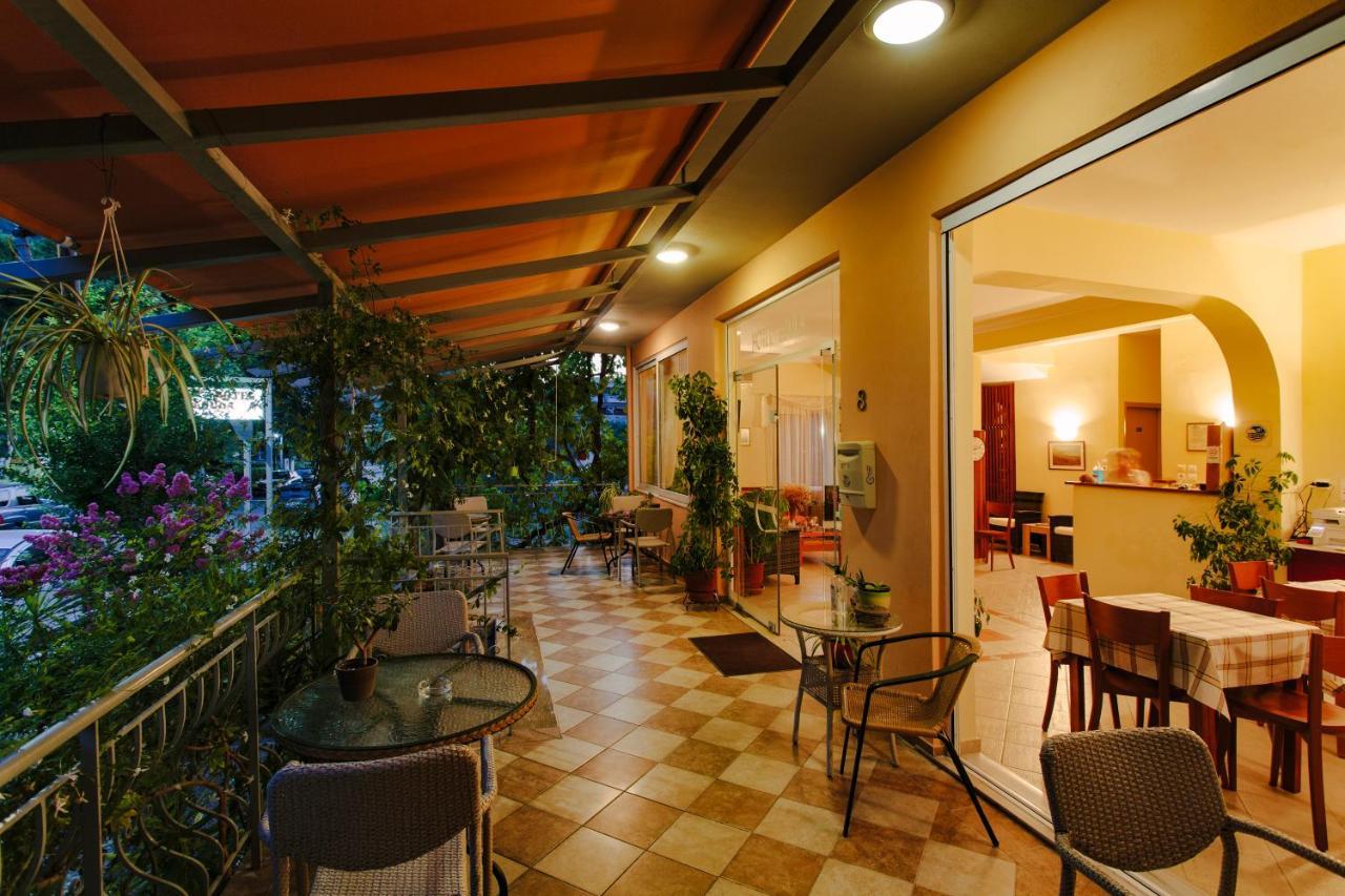 Hotel Loula Rooms And Apartments كامينا فورلا المظهر الخارجي الصورة
