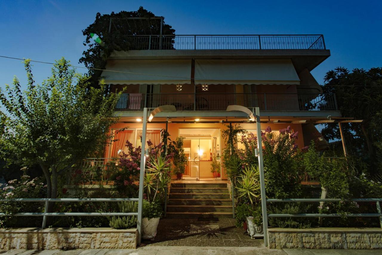 Hotel Loula Rooms And Apartments كامينا فورلا المظهر الخارجي الصورة