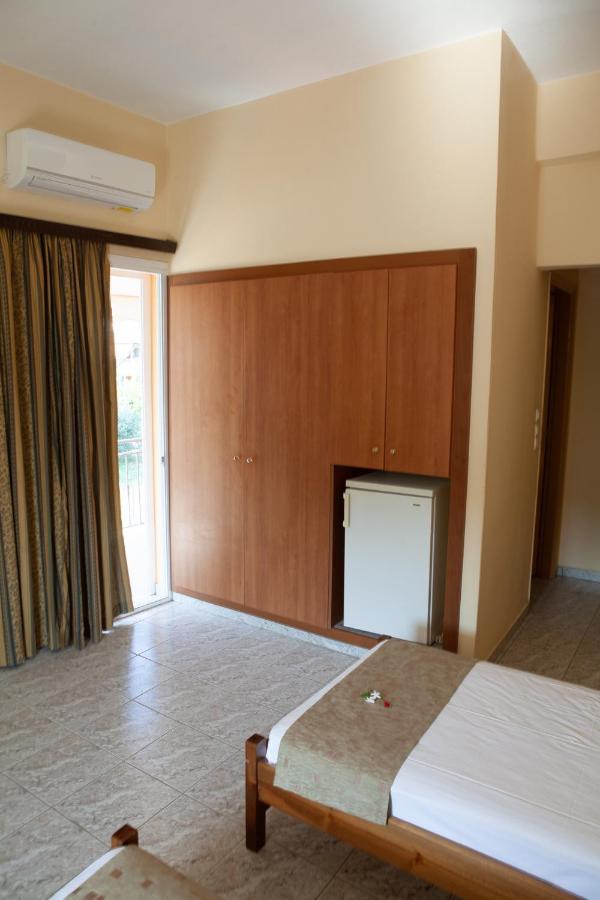 Hotel Loula Rooms And Apartments كامينا فورلا المظهر الخارجي الصورة