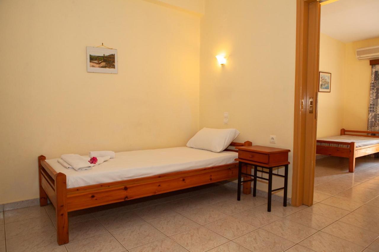 Hotel Loula Rooms And Apartments كامينا فورلا المظهر الخارجي الصورة