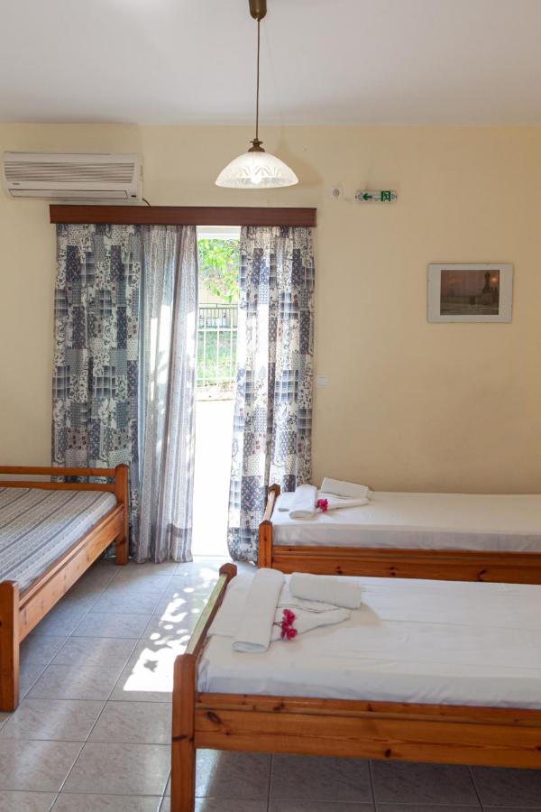 Hotel Loula Rooms And Apartments كامينا فورلا المظهر الخارجي الصورة