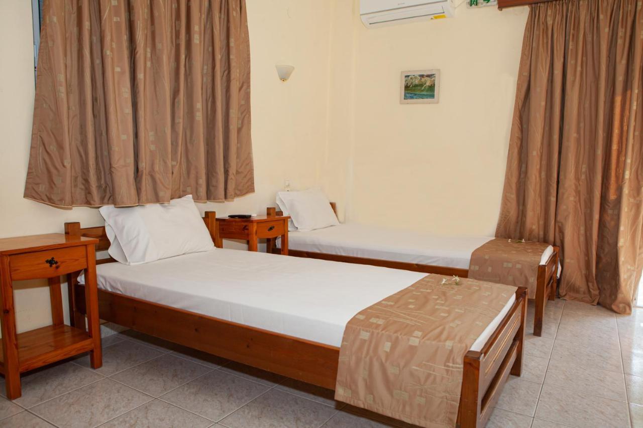 Hotel Loula Rooms And Apartments كامينا فورلا المظهر الخارجي الصورة