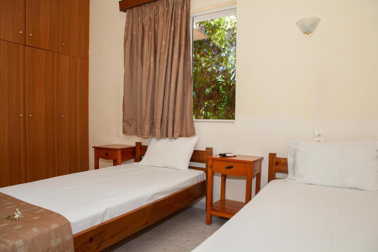 Hotel Loula Rooms And Apartments كامينا فورلا المظهر الخارجي الصورة