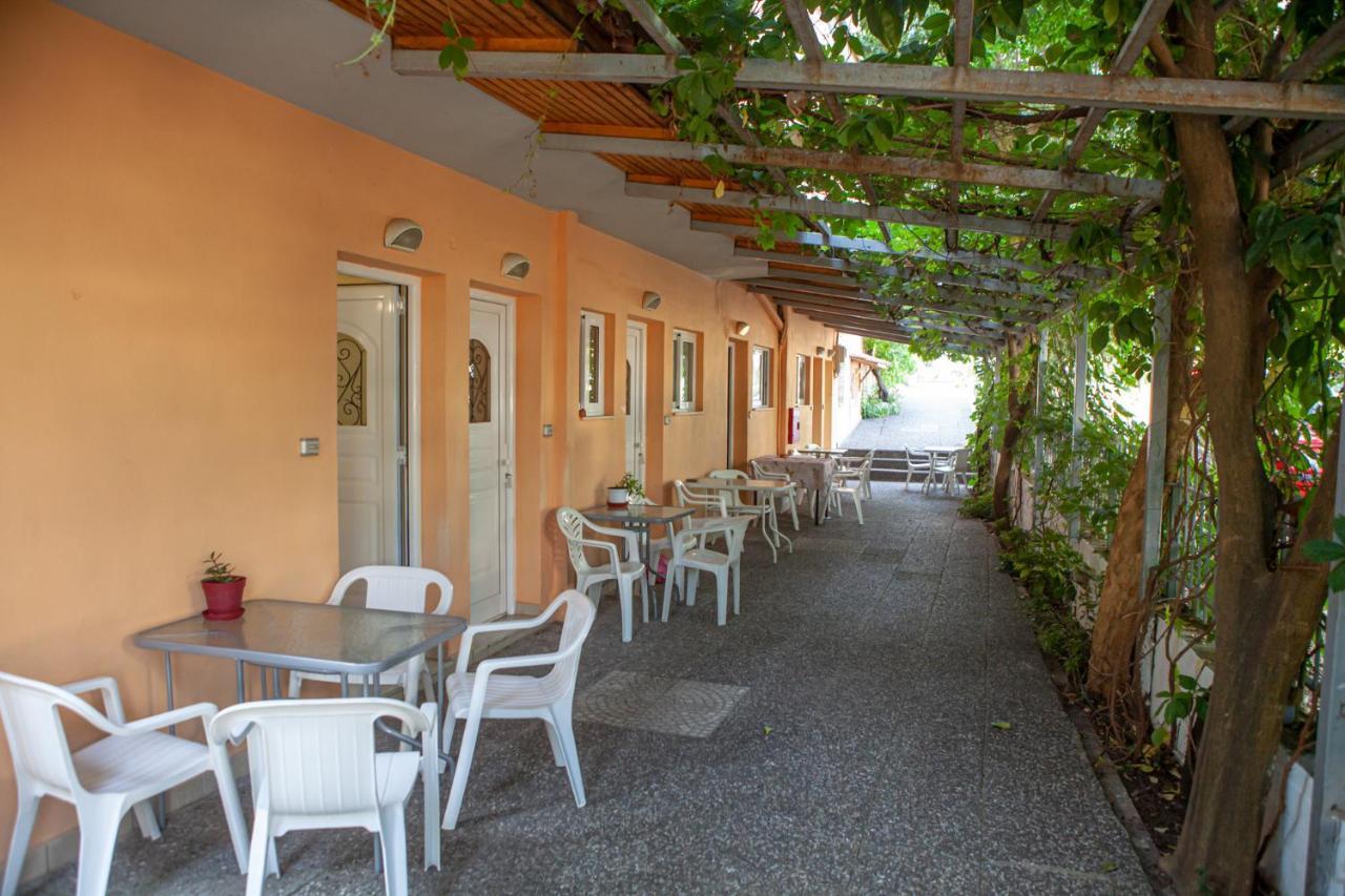 Hotel Loula Rooms And Apartments كامينا فورلا المظهر الخارجي الصورة