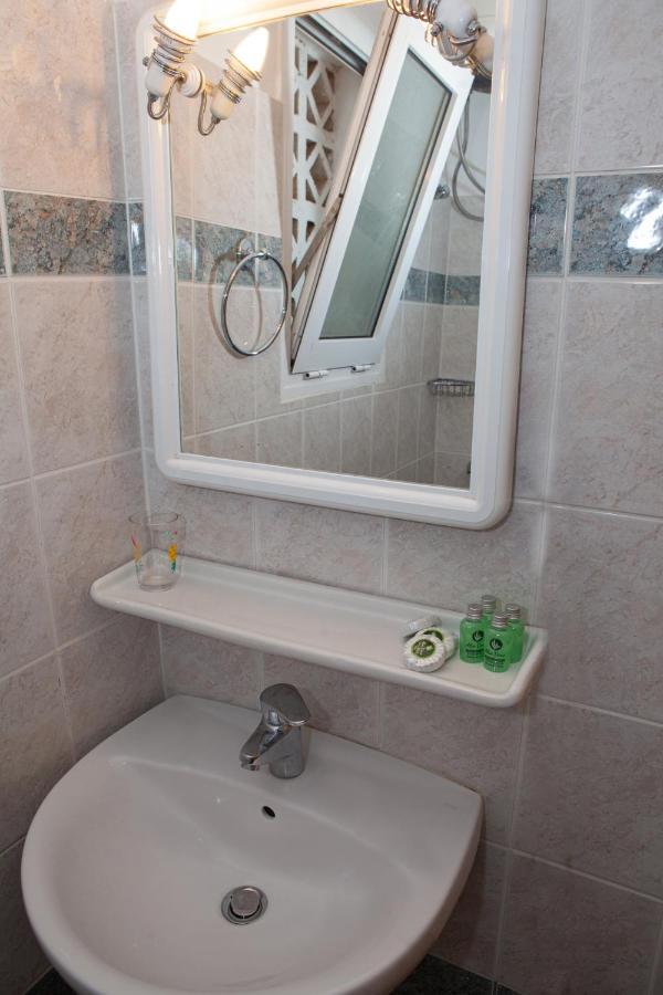 Hotel Loula Rooms And Apartments كامينا فورلا المظهر الخارجي الصورة