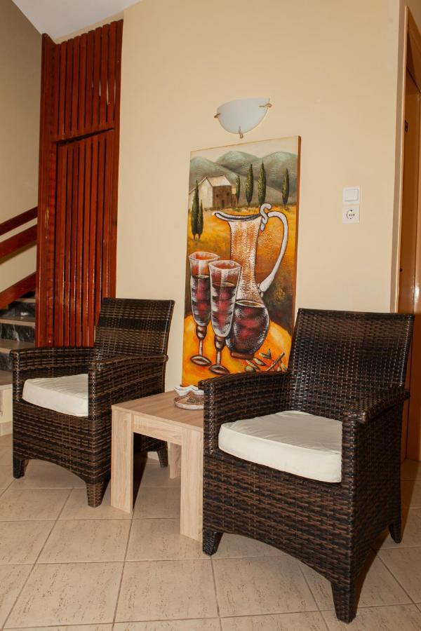 Hotel Loula Rooms And Apartments كامينا فورلا المظهر الخارجي الصورة