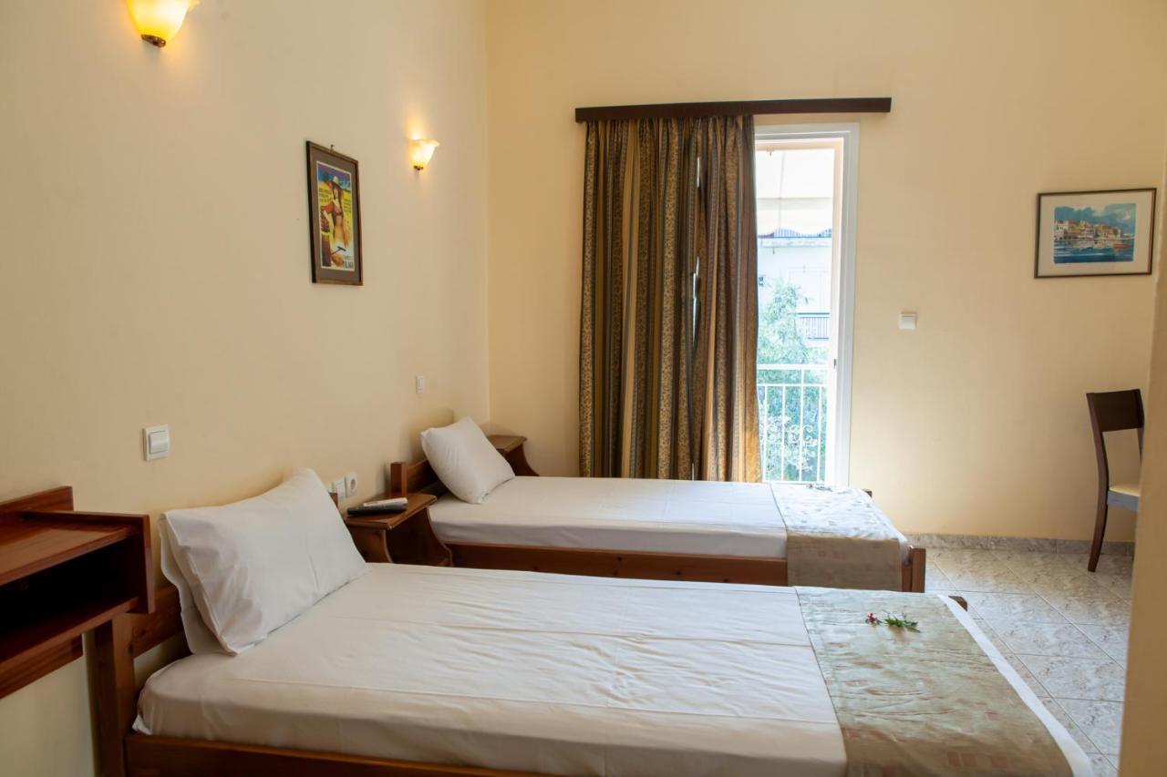Hotel Loula Rooms And Apartments كامينا فورلا المظهر الخارجي الصورة