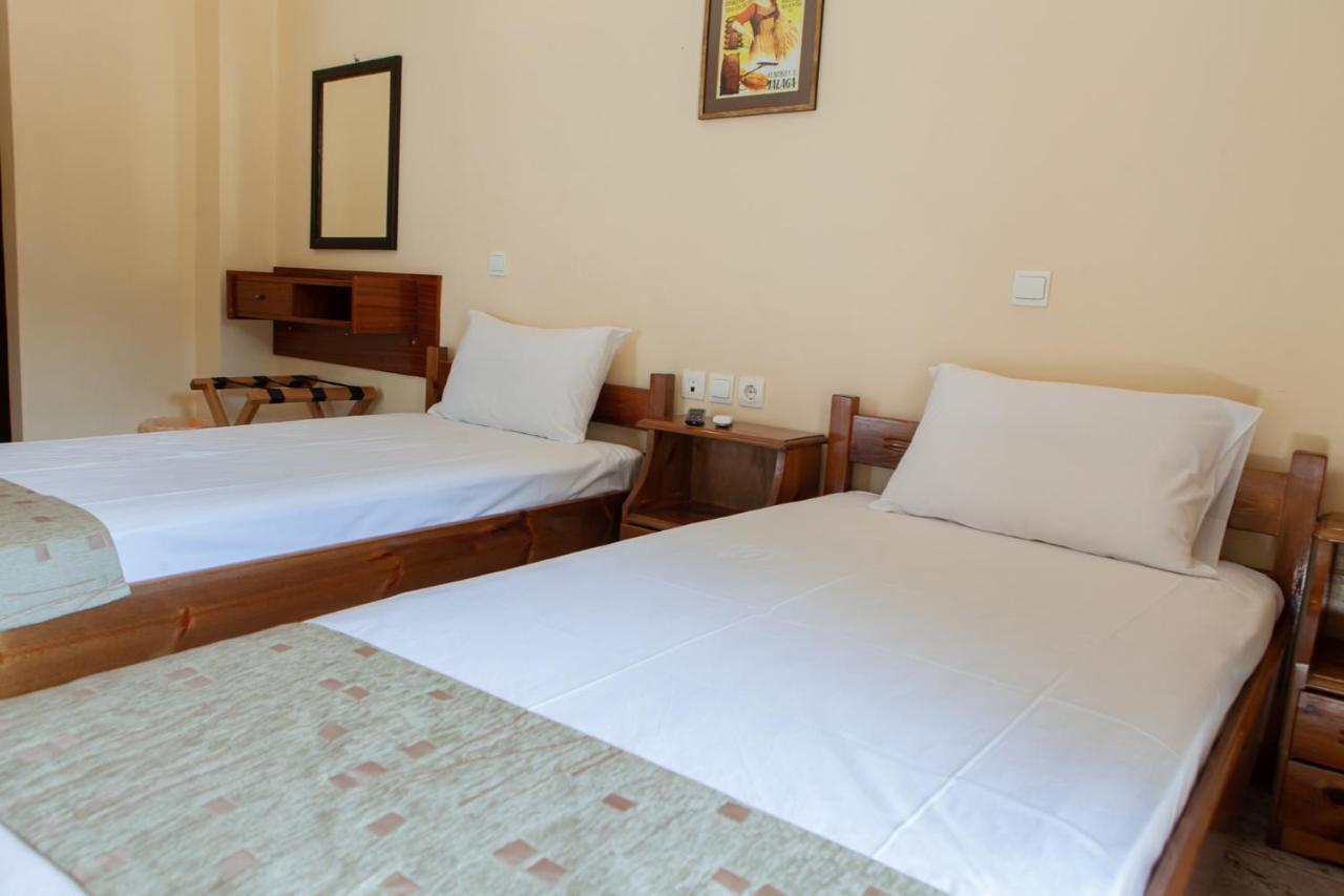 Hotel Loula Rooms And Apartments كامينا فورلا المظهر الخارجي الصورة